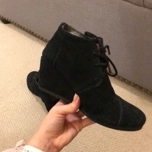 Tom’s wedge bootie- black